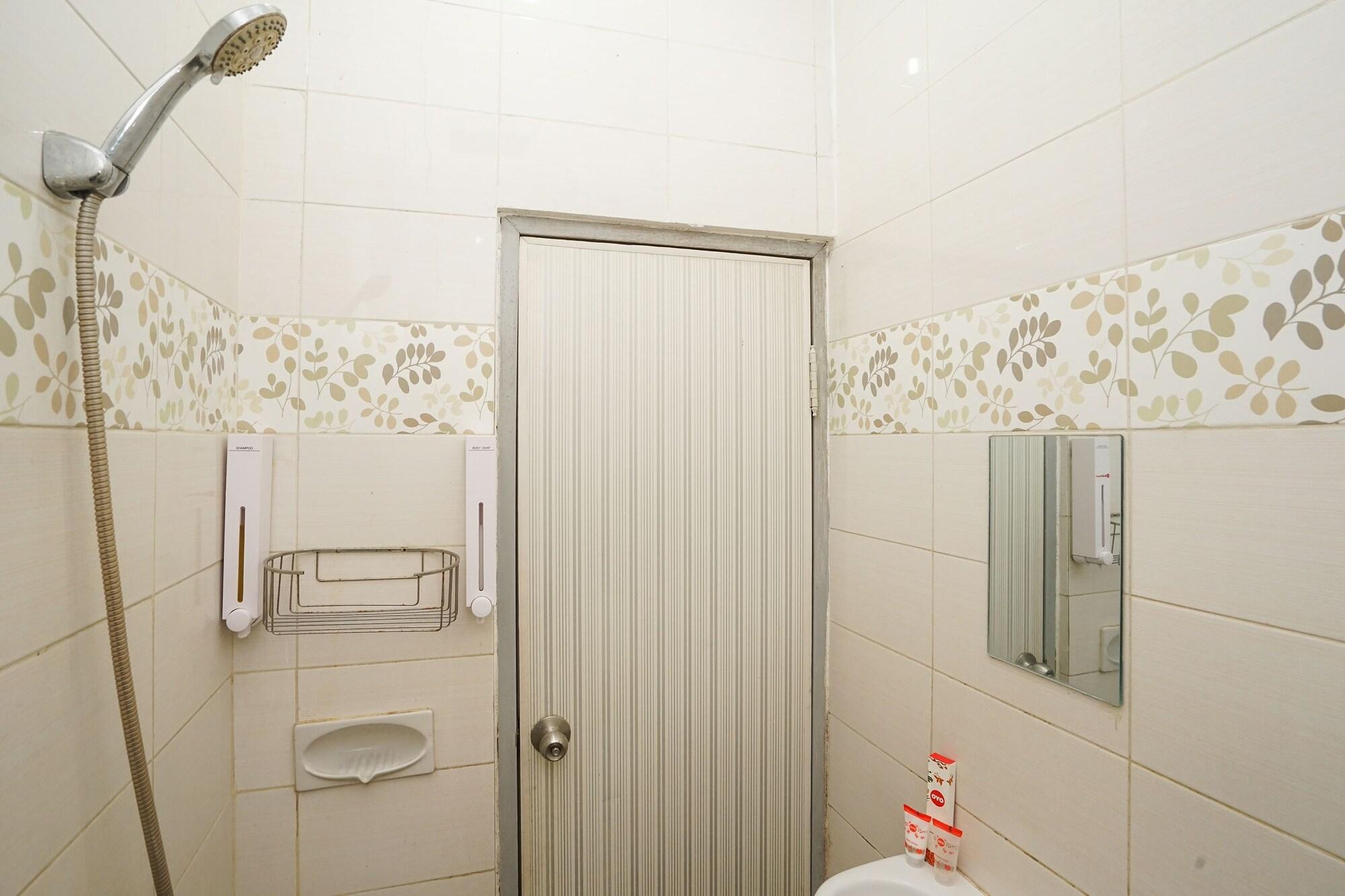 Oyo 450 Semampir Residence Surabaya Esterno foto