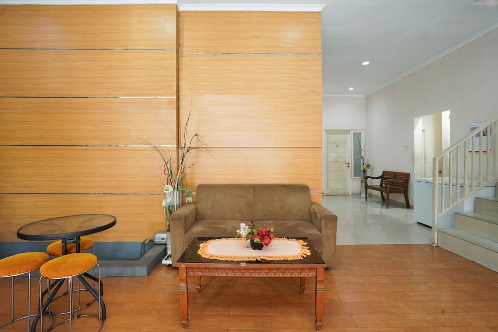 Oyo 450 Semampir Residence Surabaya Esterno foto